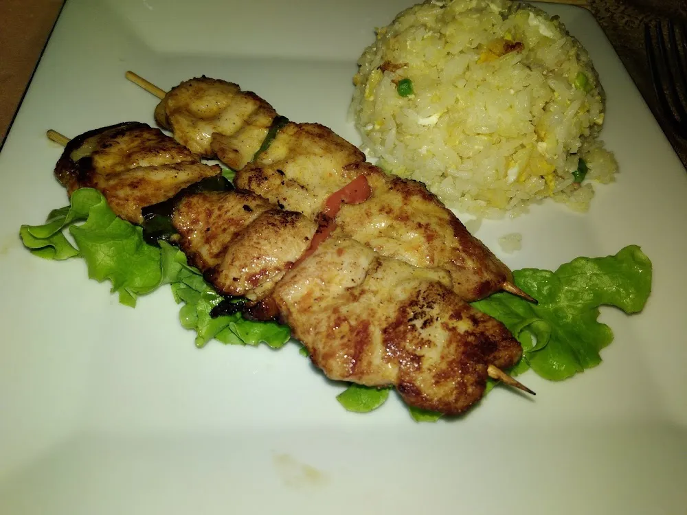 Brochettes de Poulets Et Riz Cantonais